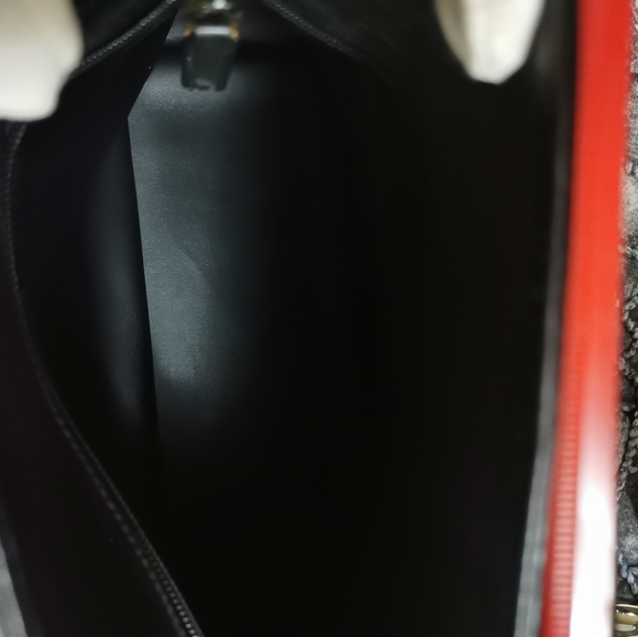 (Sold)💯% authentic Gucci leather purse - Picture 10 of 15